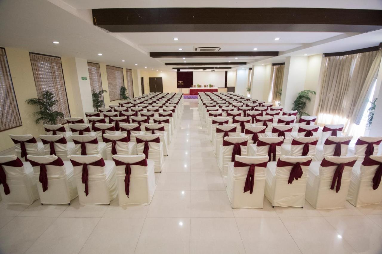 Grand Sarovar Portico, Latur Bagian luar foto