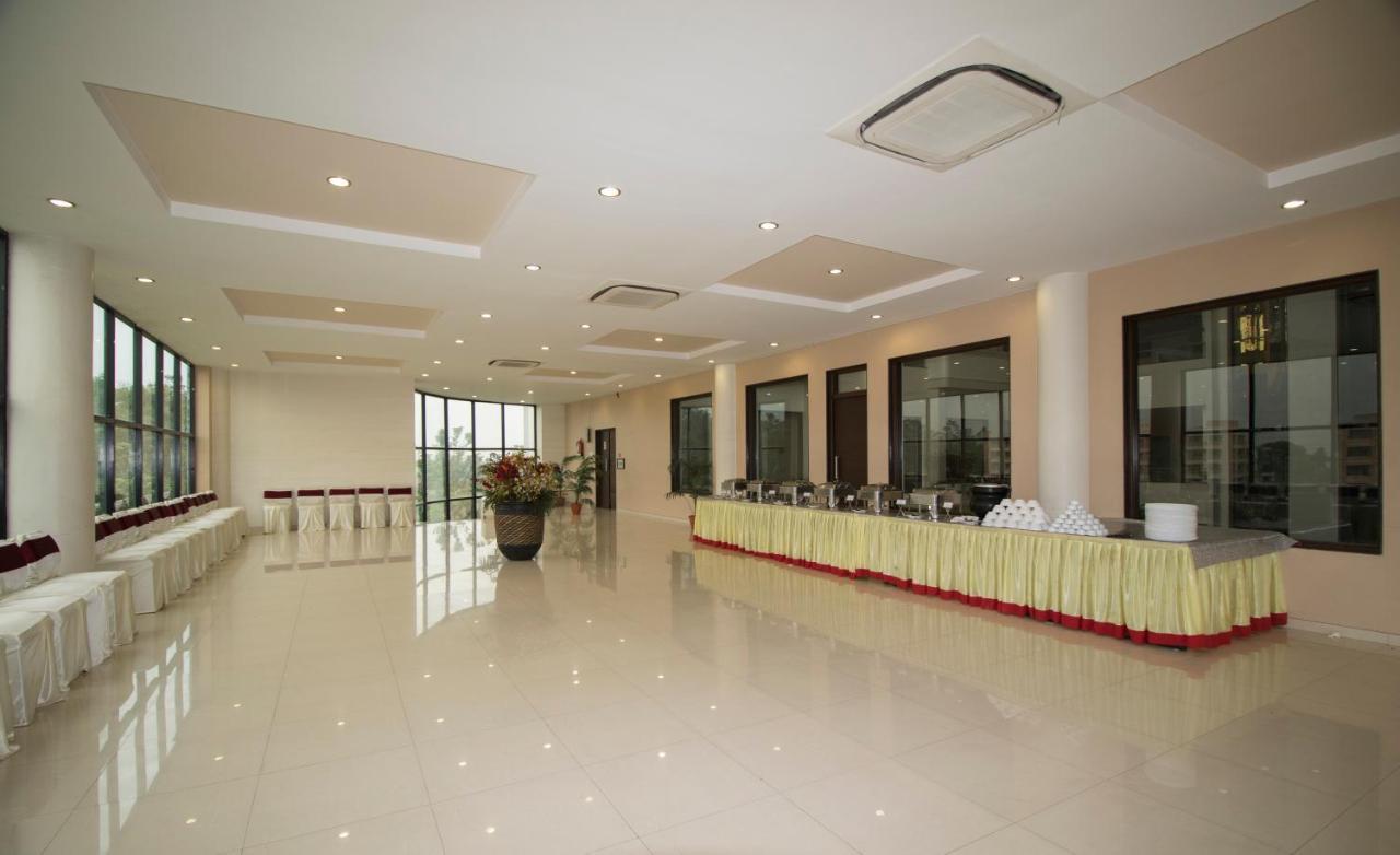 Grand Sarovar Portico, Latur Bagian luar foto