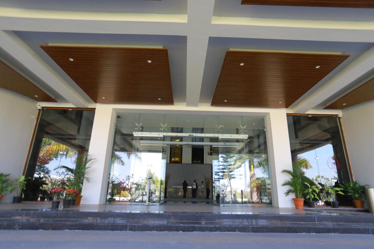 Grand Sarovar Portico, Latur Bagian luar foto
